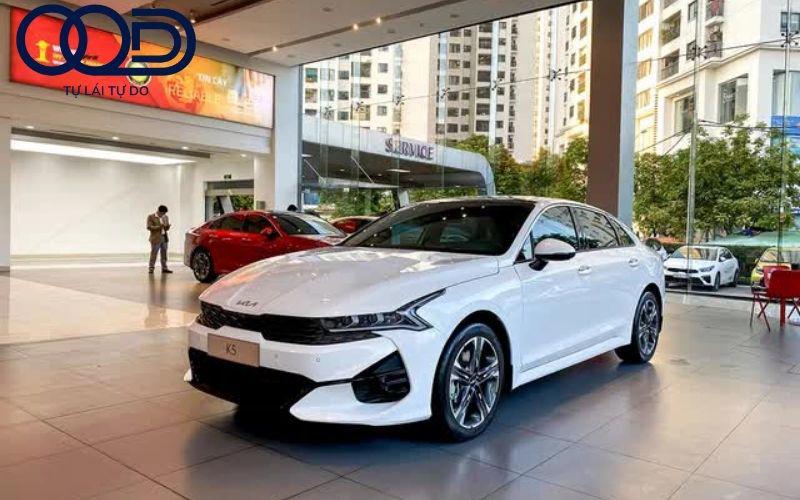 cho thuê xe hạng sang tự lái quận 2
